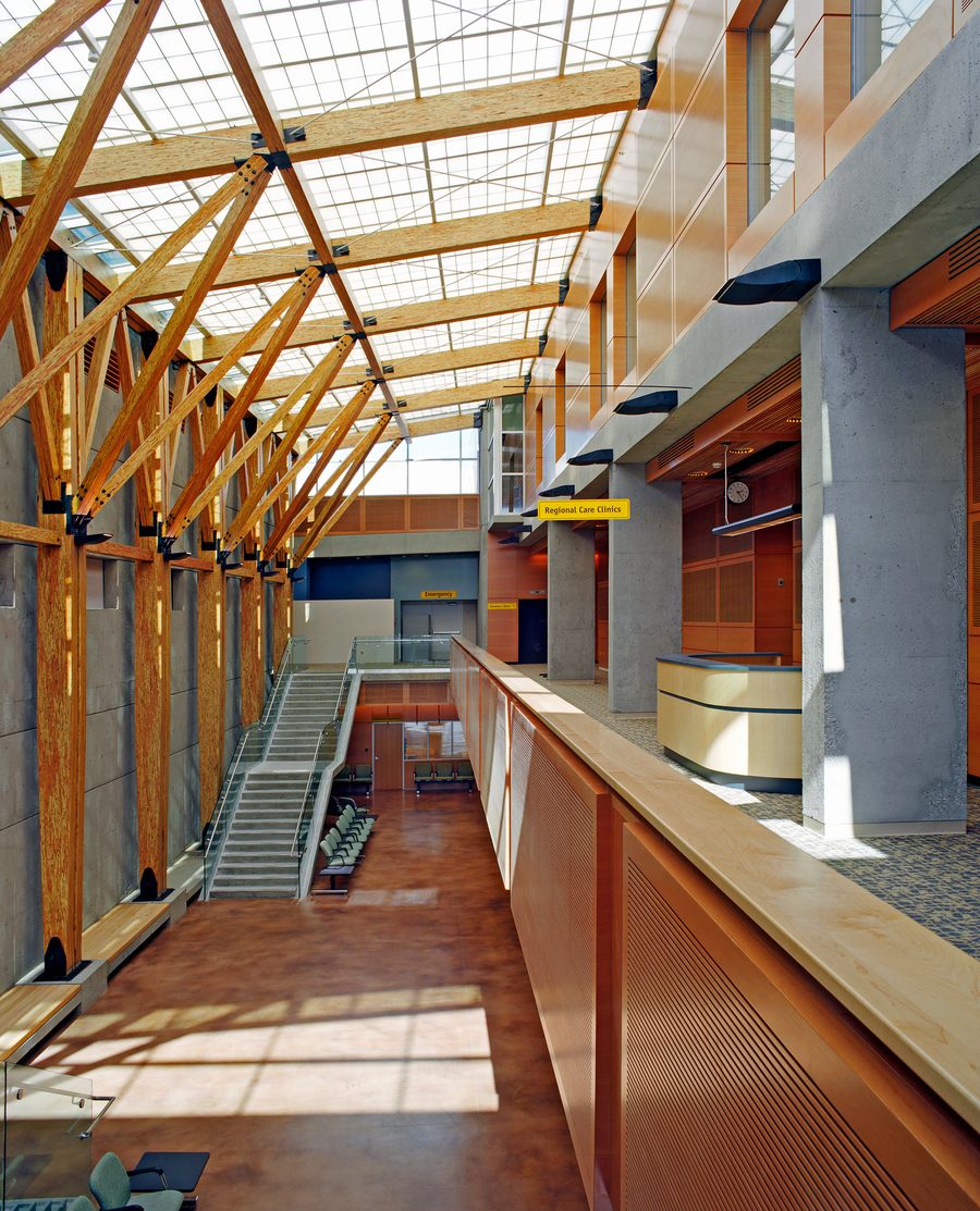 医院走廊的内部展示了木梁、公共座椅和木木制品