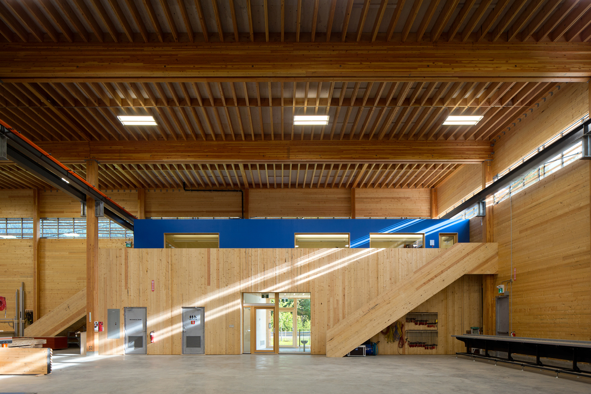 BC被动式房屋工厂的室内日间视图，展示混合和被动式房屋建筑，以交叉层压木材(CLT)、胶合层压木材(胶合木)和嵌板为特色