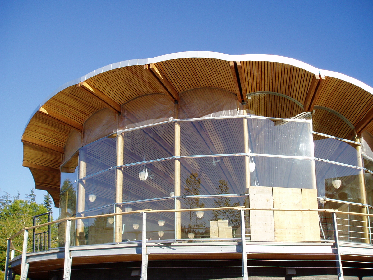 部分完成的Bamfield海事中心的白天外部视图，安装了宽敞的窗户，并放置了外部木甲板