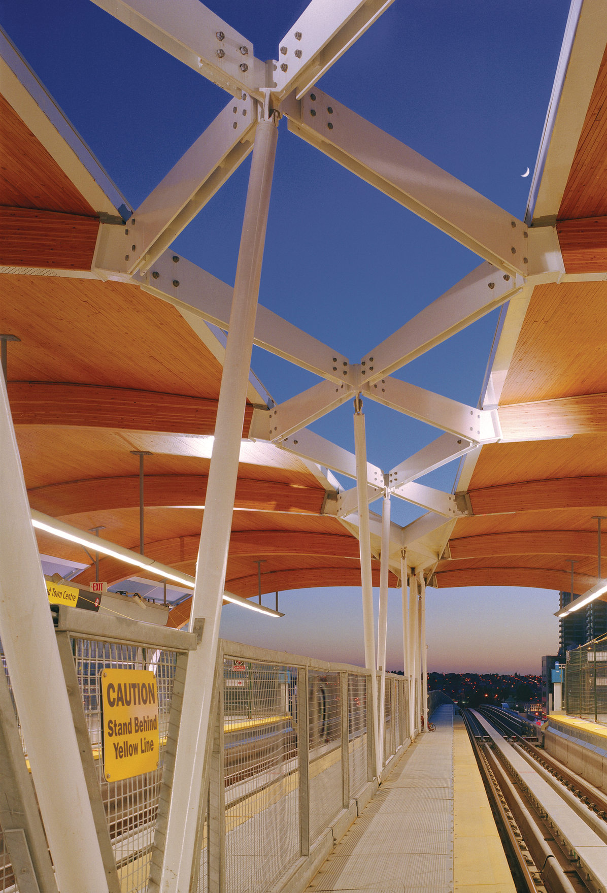 大型拱形钉层压木材(NLT)梁支撑着木质天花板，这是本纳比市布伦特伍德中转站内部景观的突出特征