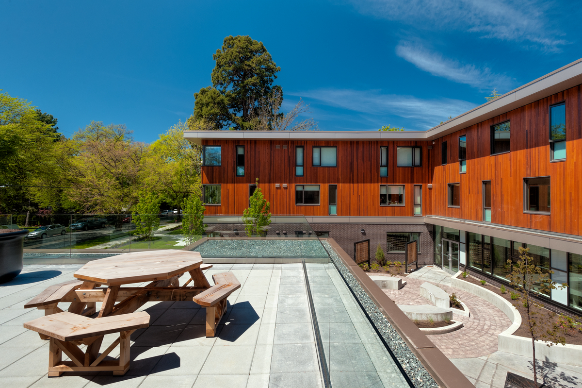 三层低层大体量木材建造的Camas花园支撑住宅，展示了西部红雪松温暖的外观
