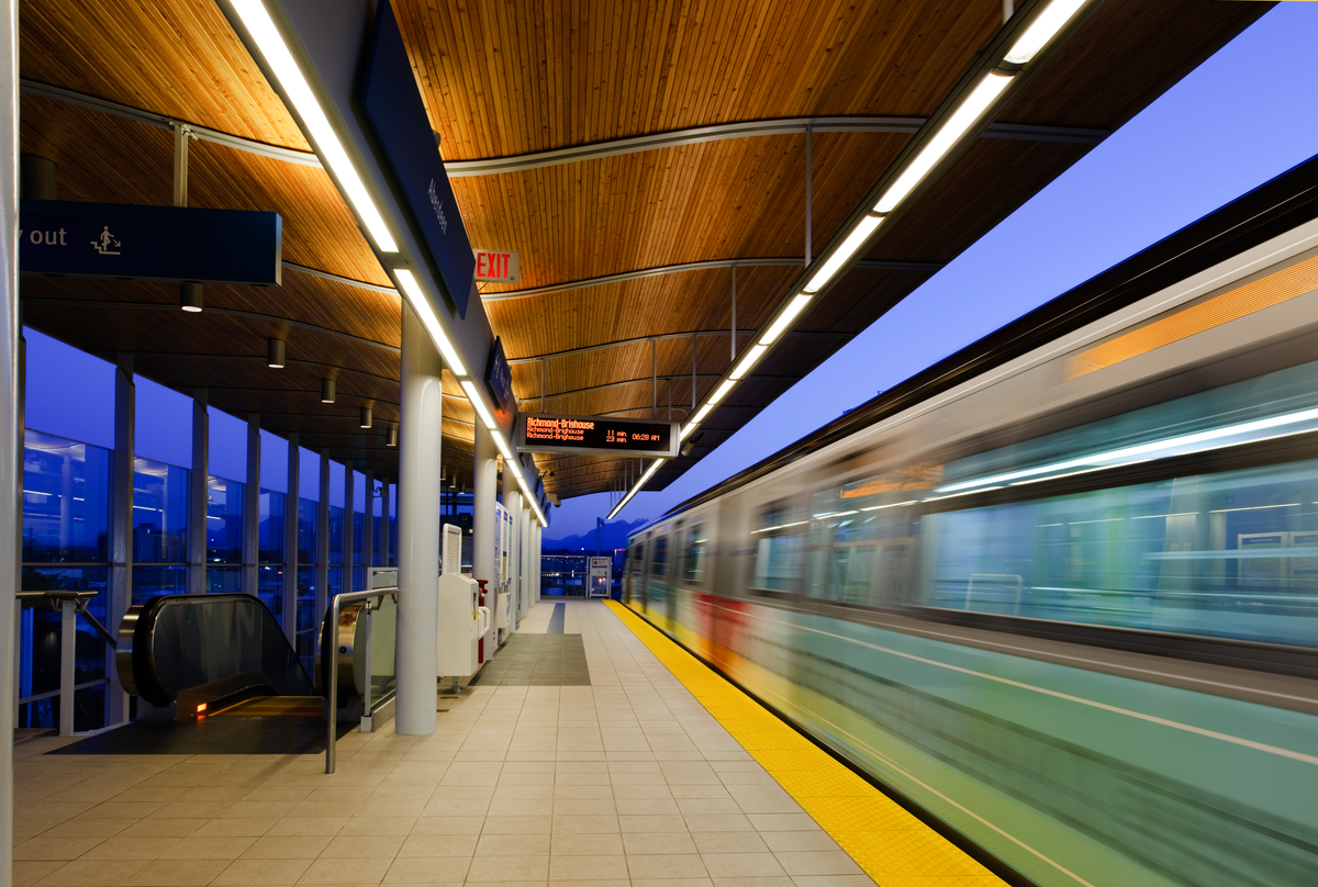 黄昏时分的阿伯丁加拿大线车站，轻轨列车驶进车站，模糊了
