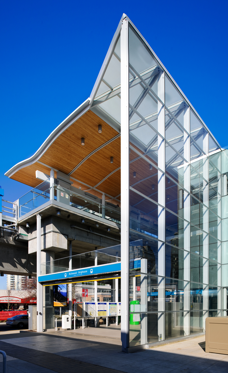 Richmond-Brighouse加拿大线车站外观与拱形外部结构覆盖