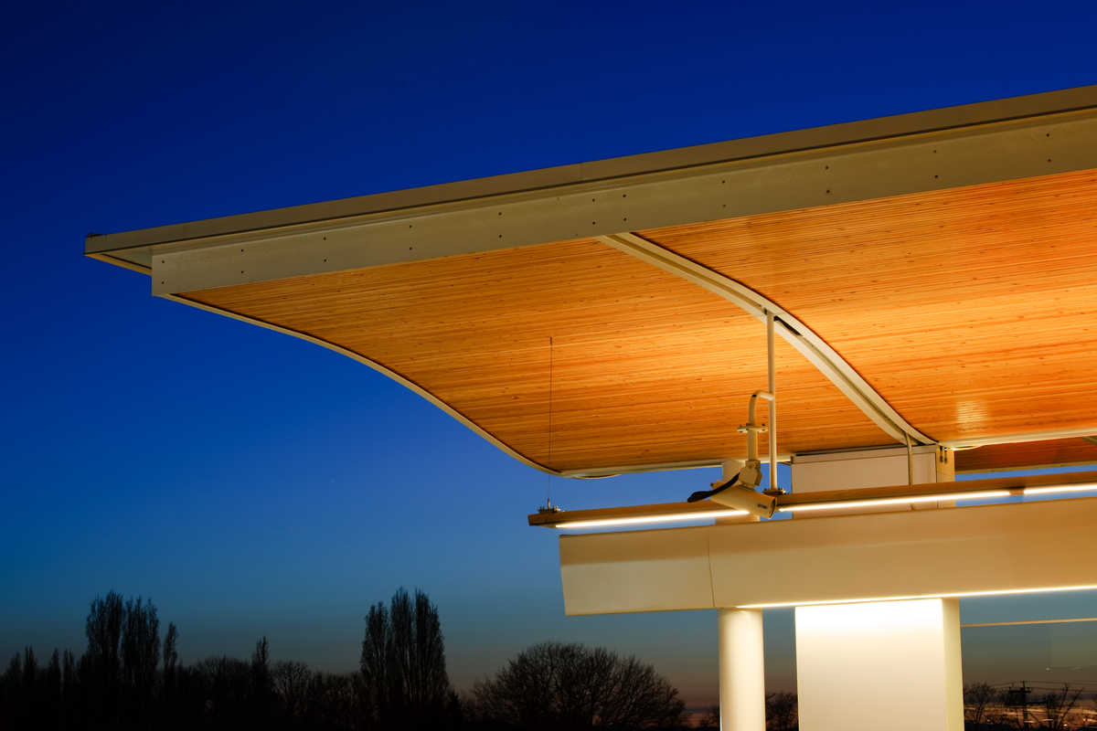 Lansdowne加拿大线站，在黄昏的蓝天下，木质屋顶被描绘出来