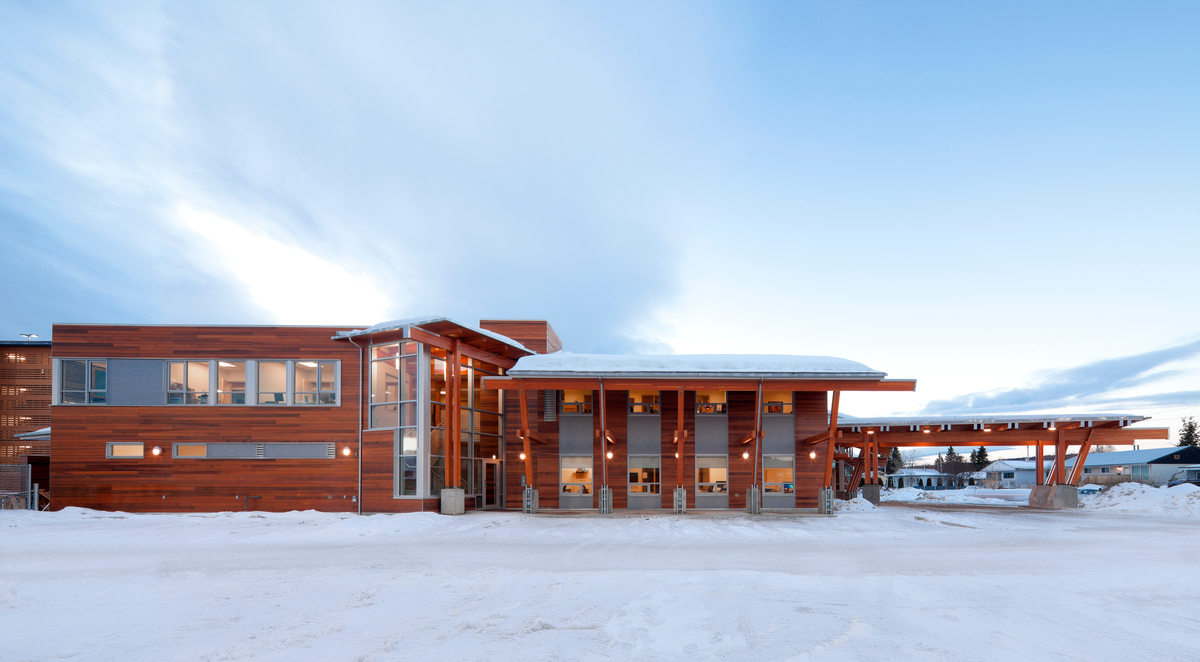 冬季白天，两层的加拿大癌症协会科尔迪班小屋的外部景观，显示胶合层压木材(胶合木)和装饰壁板