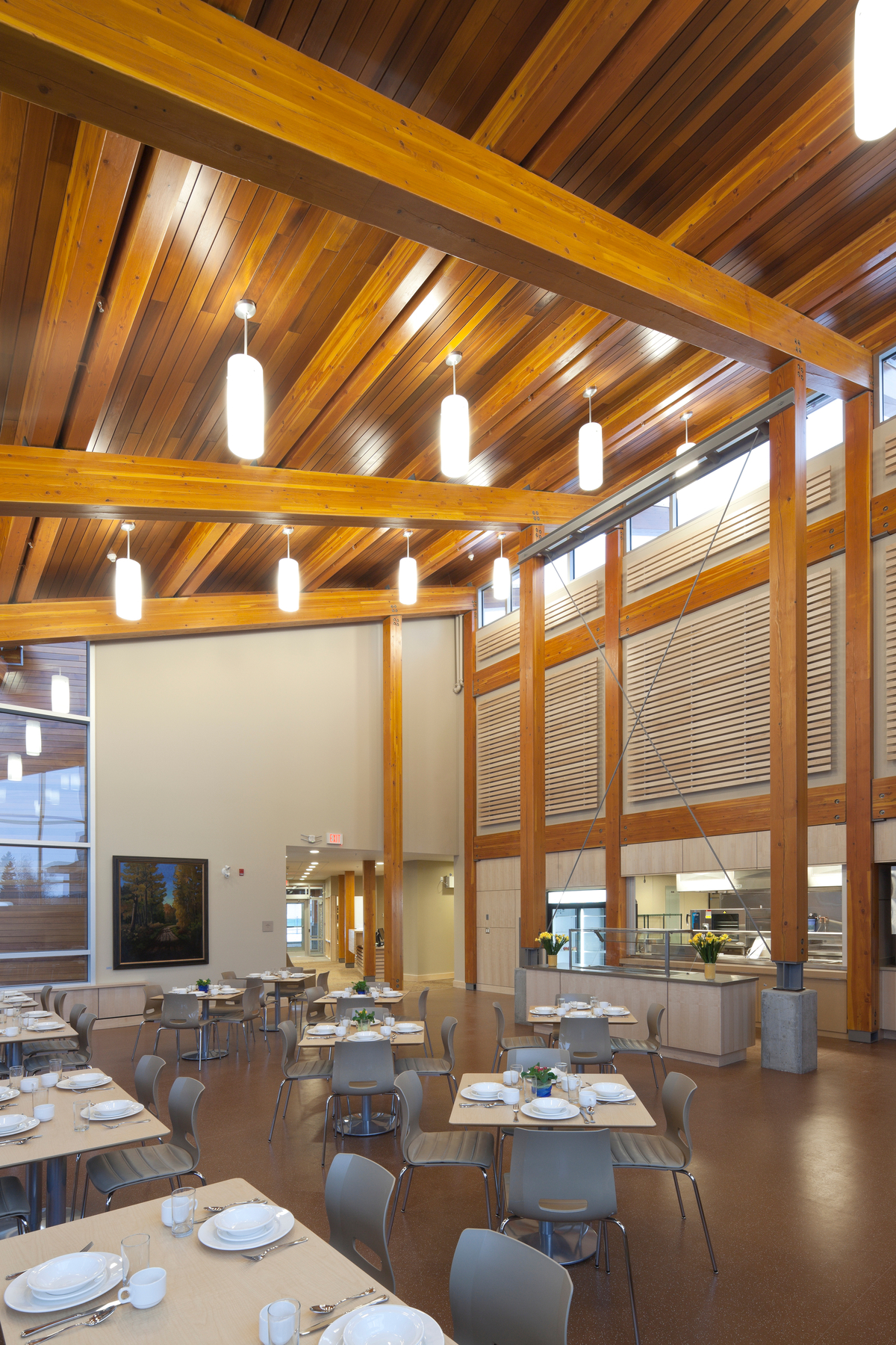 室内白天自助餐厅内低层两层加拿大癌症协会科尔迪班小屋，展示胶合层合木材(胶合木)，和装饰壁板