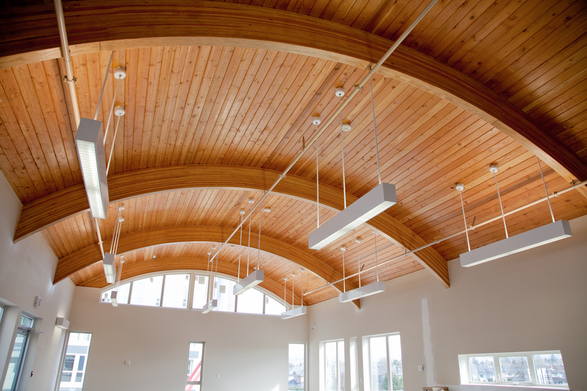 人头马日托中心的木材细节弯曲天花板