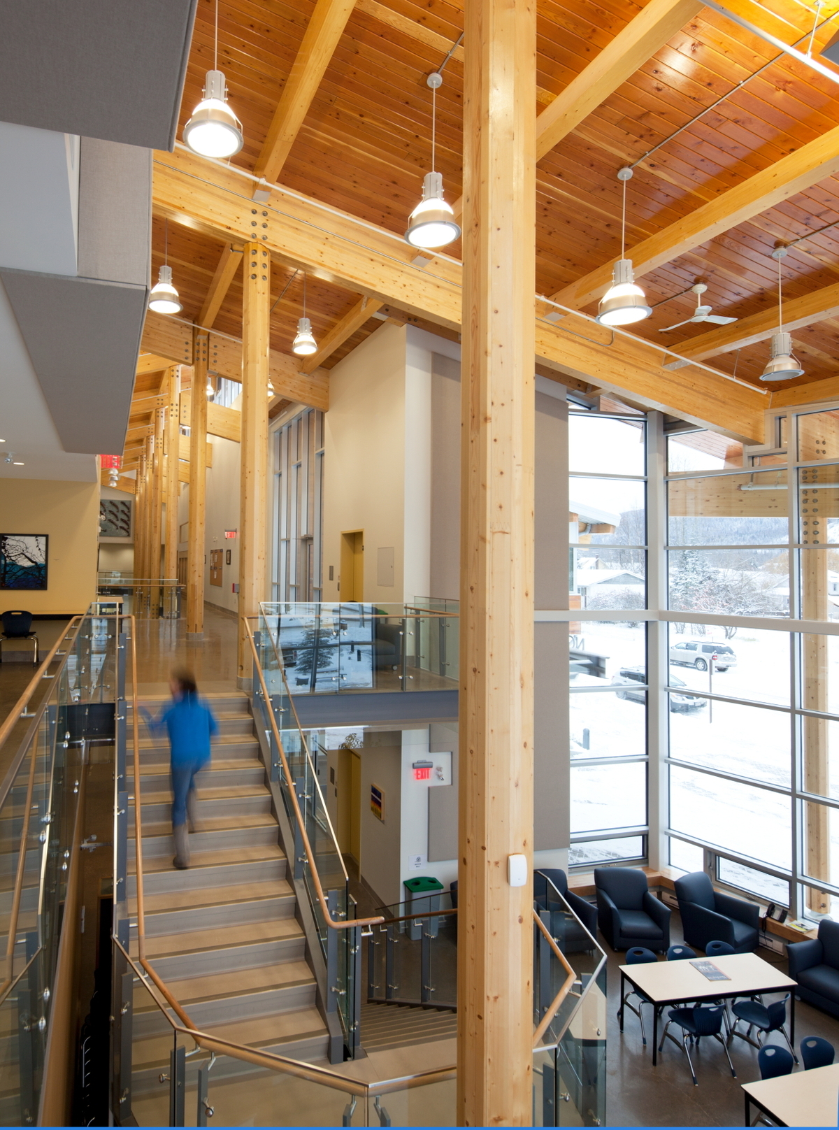 海岸山学院上层低层混合建筑的室内白天视图，显示大量使用胶合层压木材(胶合木)，壁板，实锯重木材