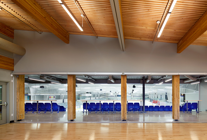 科维肯湖体育馆的内部视图，显示主入口由重型木材、胶合木梁和实木甲板建造