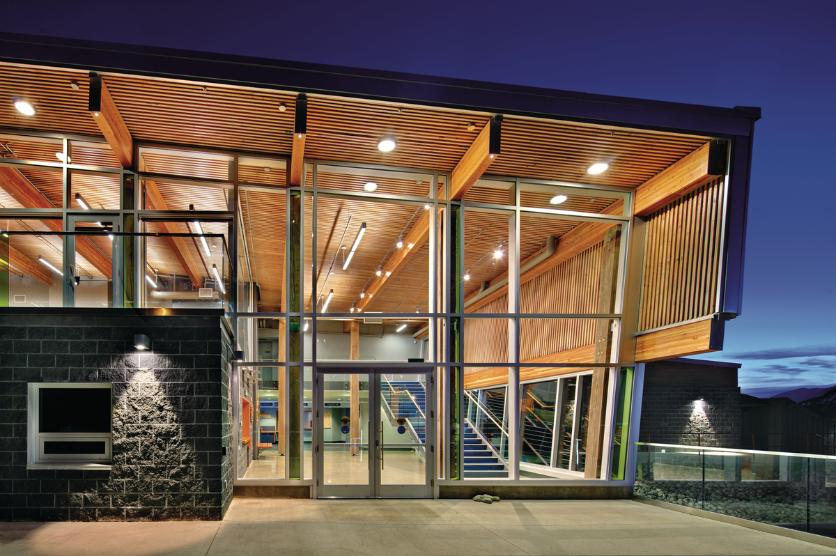 科维肯湖体育馆的外景，展示了沉重的木材建筑、胶合木(胶合木)梁、实木甲板和西方红雪松包层