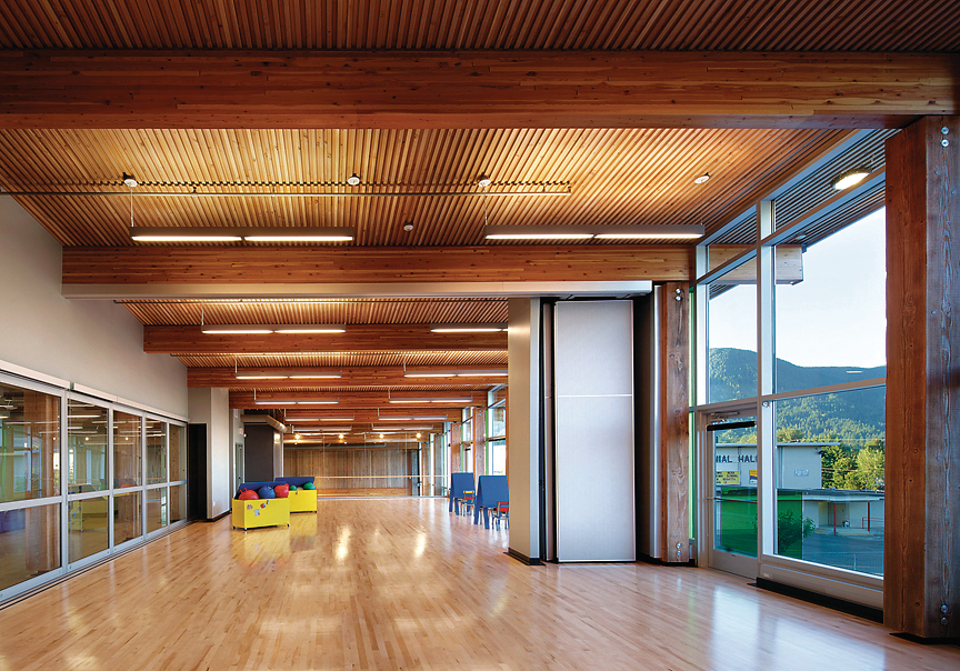科维肯湖体育馆的内部视图，显示主入口大厅由重木材、胶合木梁和实木甲板建造