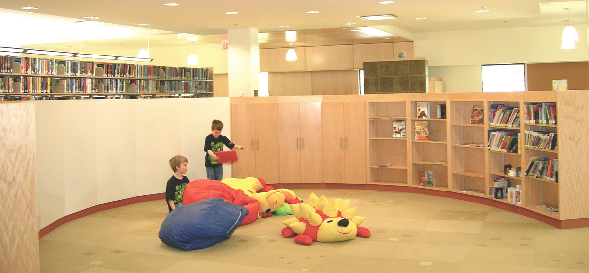 克兰布鲁克公共图书馆的内景，展示了木质木制品和镶板，在温暖和欢迎的儿童阅读和玩耍区