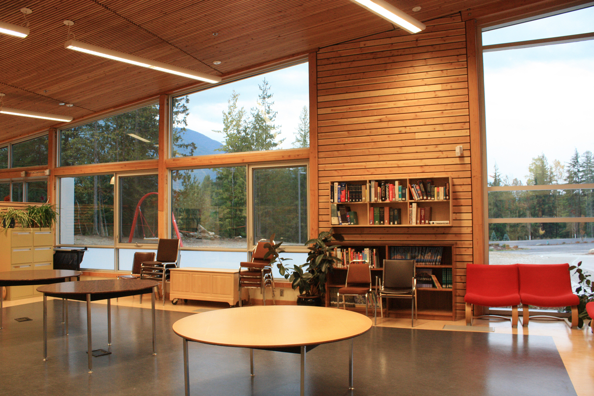 克劳福德湾小学-中学图书馆低层建筑的室内午后景观显示木材的大量使用，包括窗框、墙板、天花板和额外的木制品