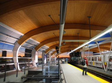 大拱起钉木材(NLT)层合梁支持一个木制天花板是突出的特点在这个内景本拿比市布伦特伍德的中转站