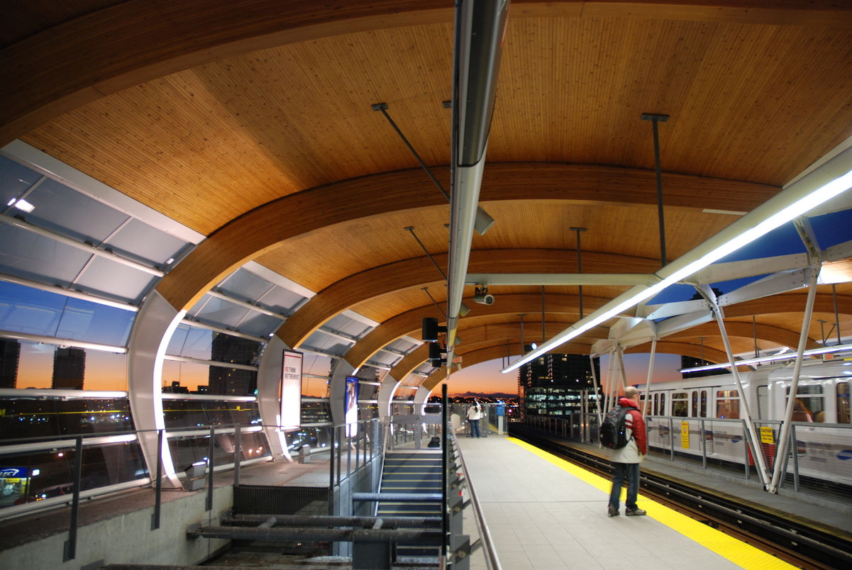 大型拱形钉层压木材(NLT)梁支撑着木质天花板，这是本纳比市布伦特伍德中转站内部景观的突出特征