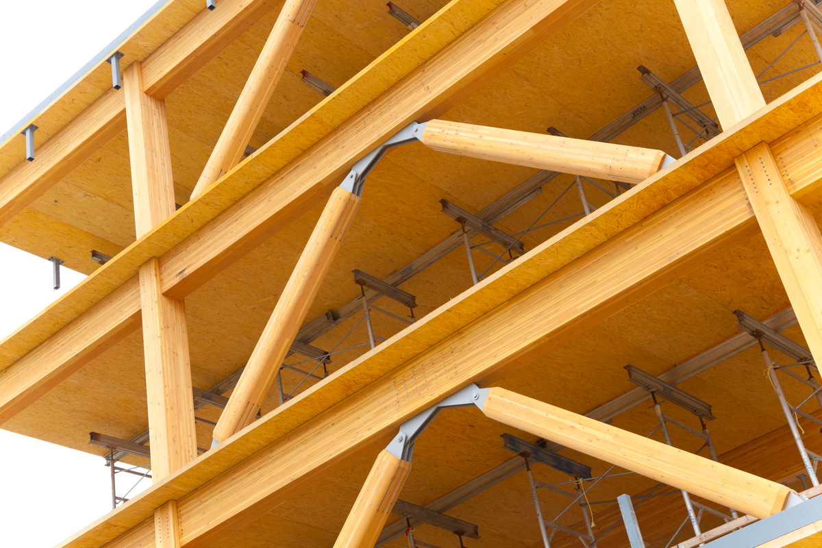 白天多云的UBC地球科学大楼的外部图像，显示交叉层压木材(CLT)地板截面和胶合木(胶合木)柱，梁，和对角线支撑