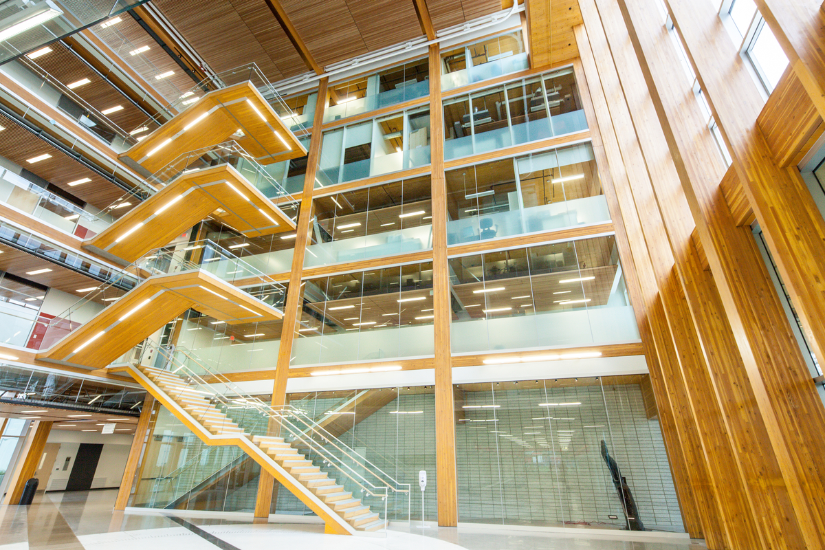 UBC地球科学大楼内部向上的视图展示了漂浮的悬臂实木楼梯设计，展示了建筑可以用大量木材实现