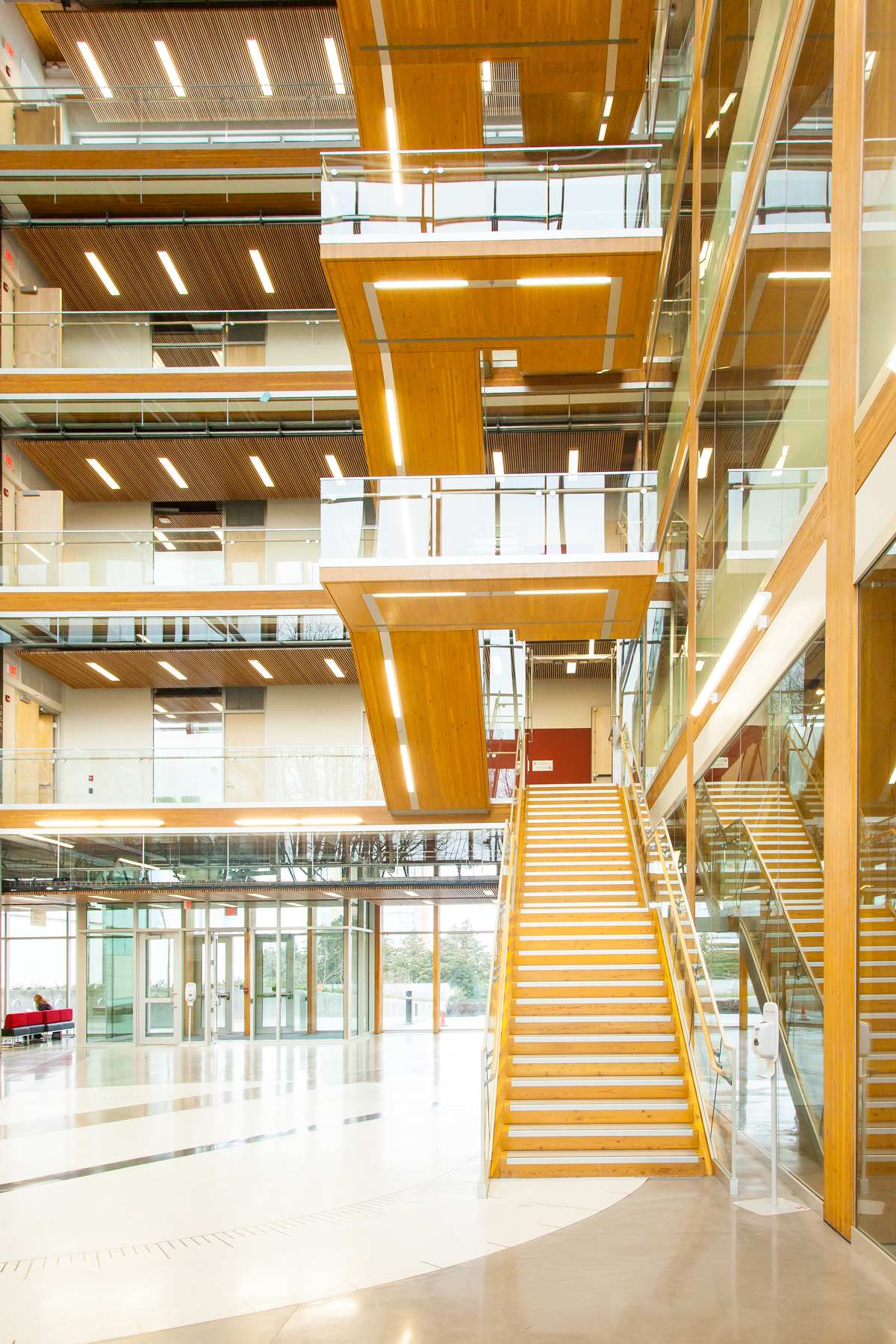 UBC地球科学大楼中庭的内部视图，展示了高密度城市环境下的多层木结构技术