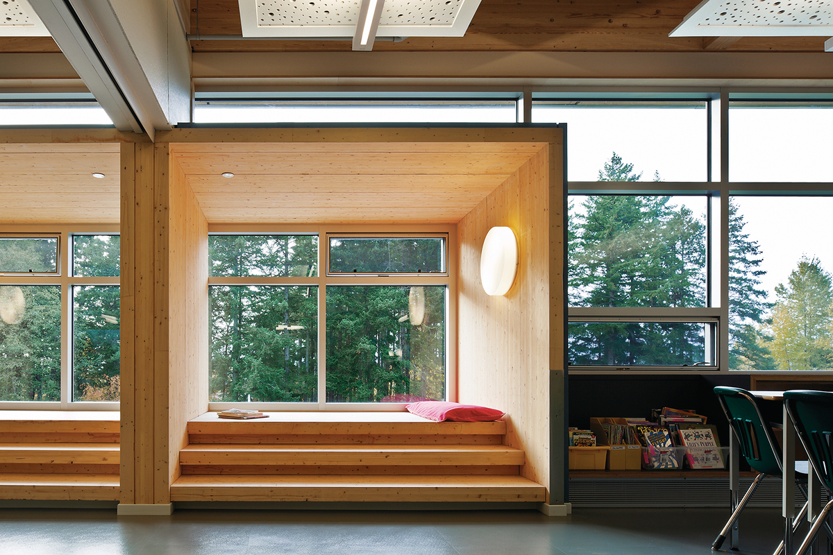 室内白天图像École au - ceau -de-l ' île学校教室显示温暖的木窗凸学习立方体由回收的道格拉斯冷杉