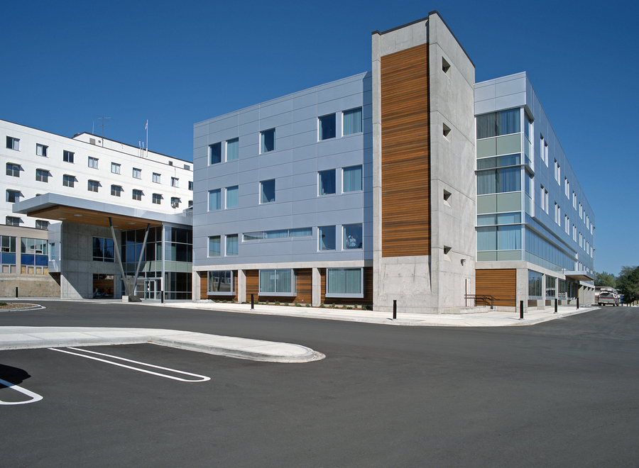 乔治王子医院外观显示建筑外观的木材细节，前景为停车场