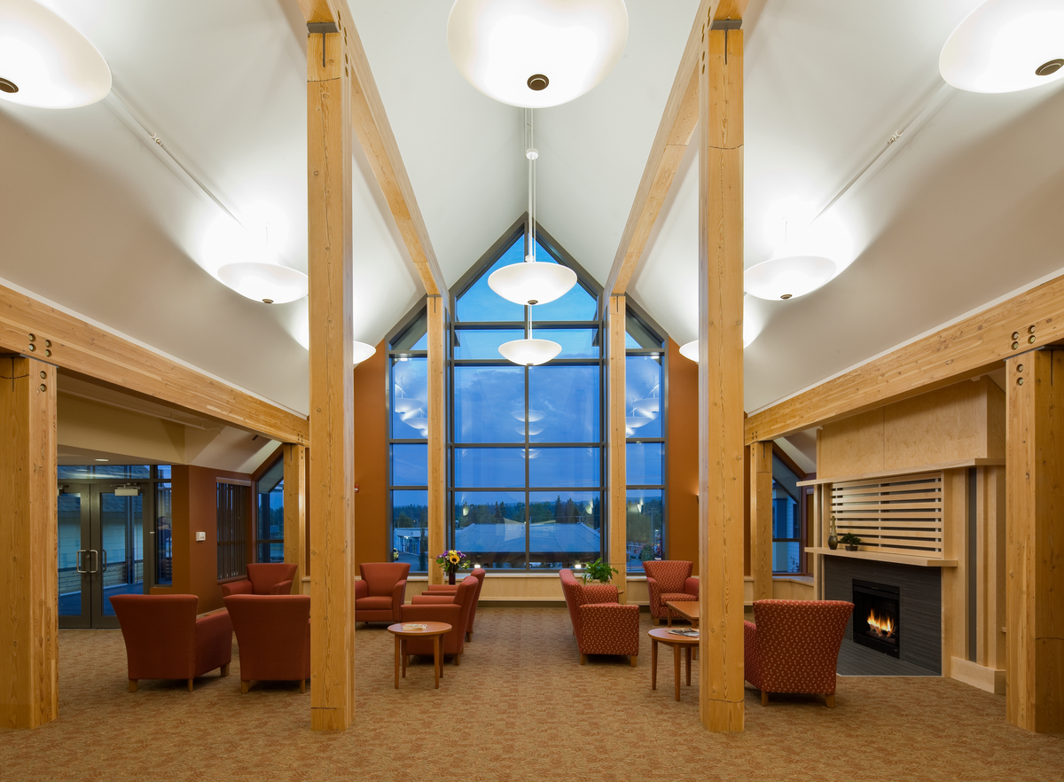 在Gateway Lodge长期护理设施的内部视图中，展示了大量的木材产品，包括胶合层压木材(胶合木)