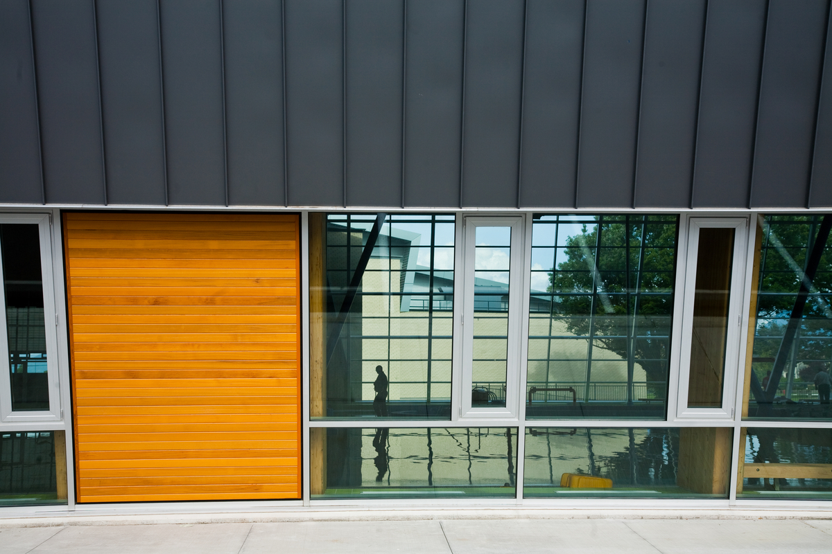 Hillcrest Centre低层建筑的日间外观，近景玻璃和木质外观