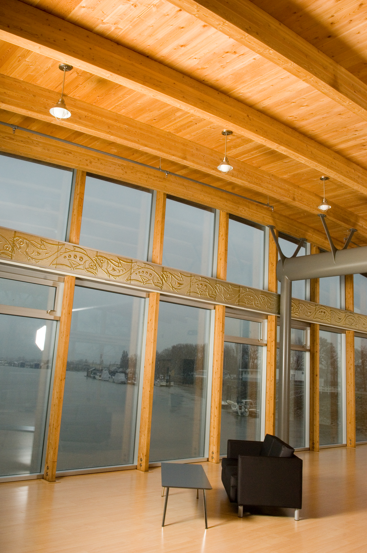 John M.S. Lecky UBC船屋天花板和膨胀的玻璃外墙的室内近景，展示了钢、胶合木(胶合木)和木材轻型框架屋顶结构的组合