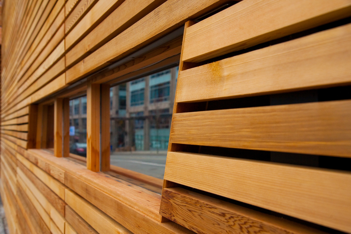 阿尔伯塔住宅广场和商业中心的外部木墙板和窗框的外部特写视图，作为外部木产品的例子