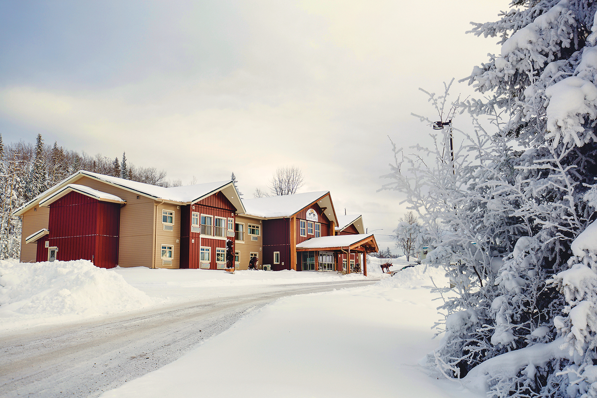 Key-oh Lodge的远处雪景，展示了30个木框架模块的无缝使用，预制在场外，这实现了快速的施工时间表