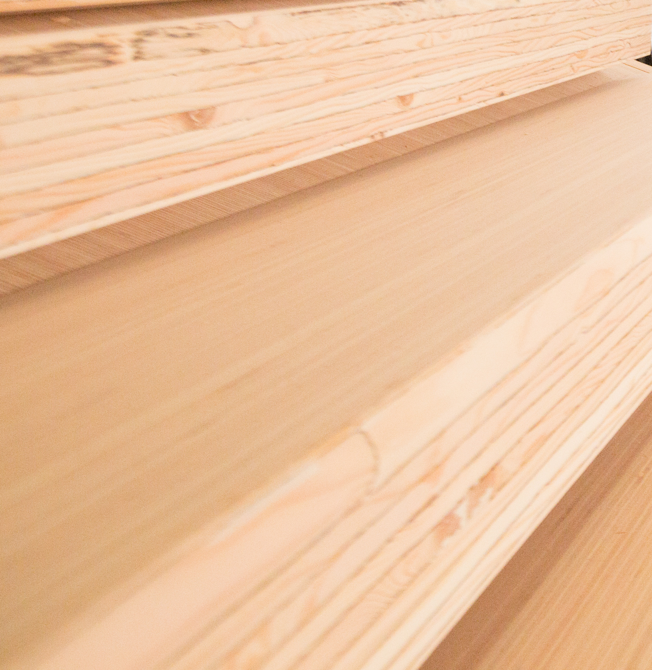 近距离观察层压单板木材(LVL)，几个不同的质量木材产品之一，在BC制造，而正在制造