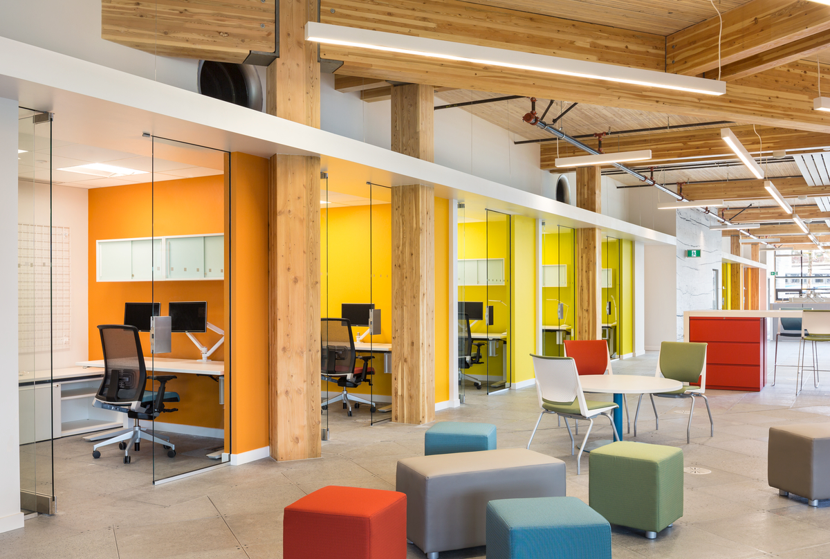 MEC总部大楼内景，展示了独立的办公室和公共工作区，所有的特点都是大规模的木结构，胶合层压木材(胶合木)，钉层压木材(NLT)，以及大量的木制品