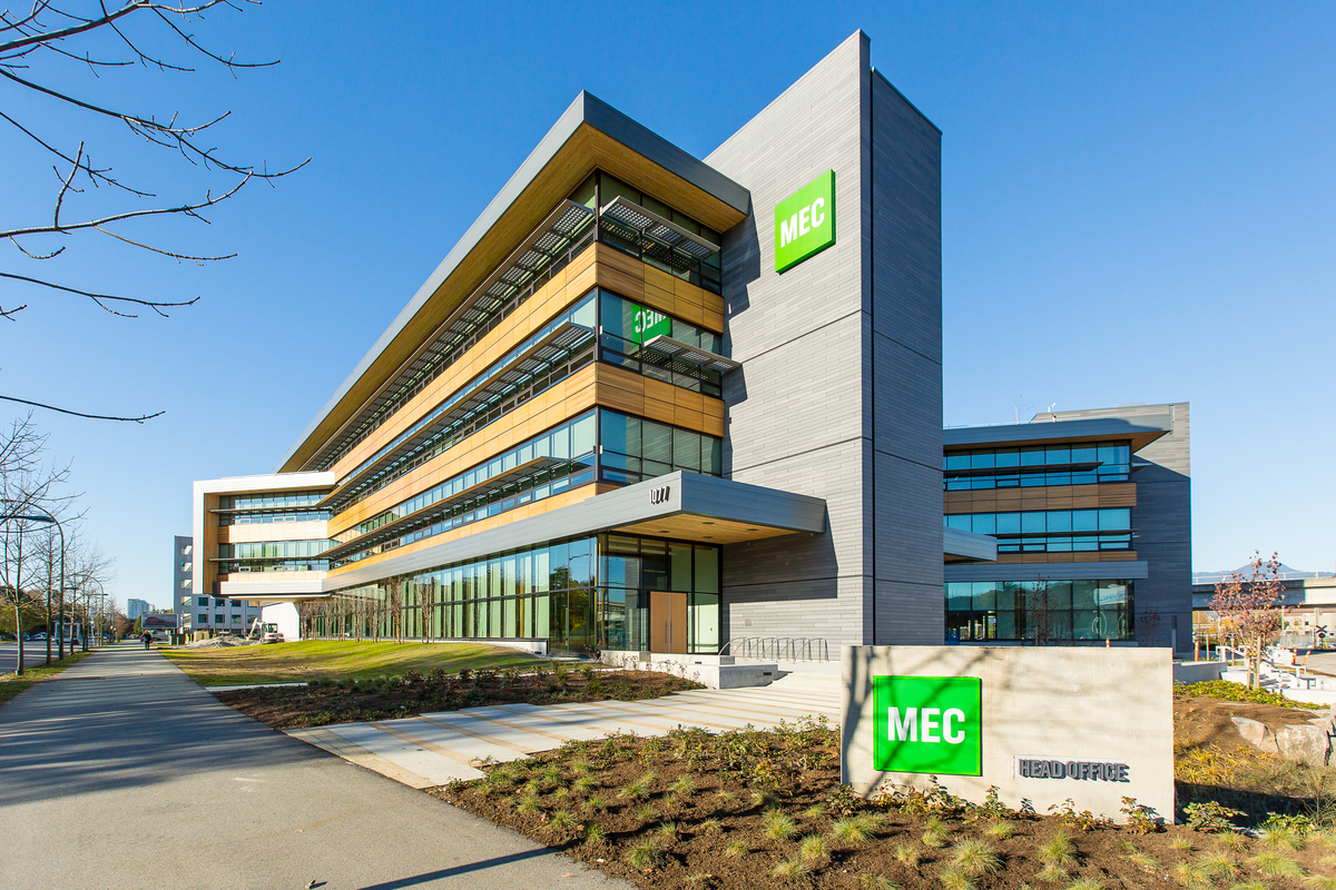 完成的MEC总部大楼的外部视图，以大规模木结构、预制、混合木材和高木材设计为特色