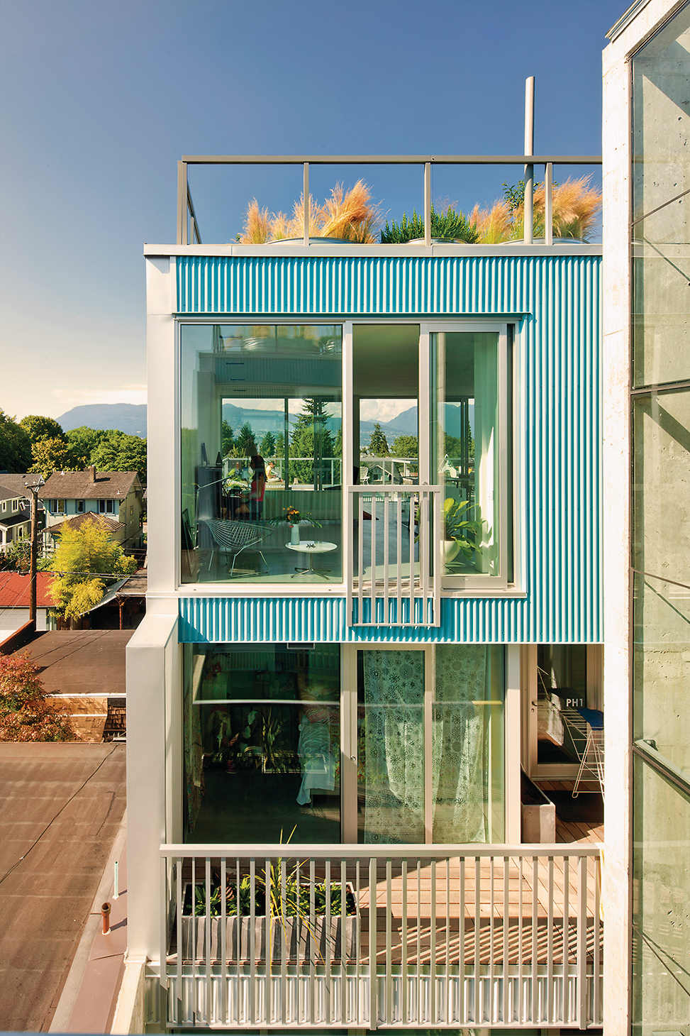 MONAD是温哥华Kitsilano社区的一个四层混合用途项目，拥有三个高效的木结构模块化建筑公寓