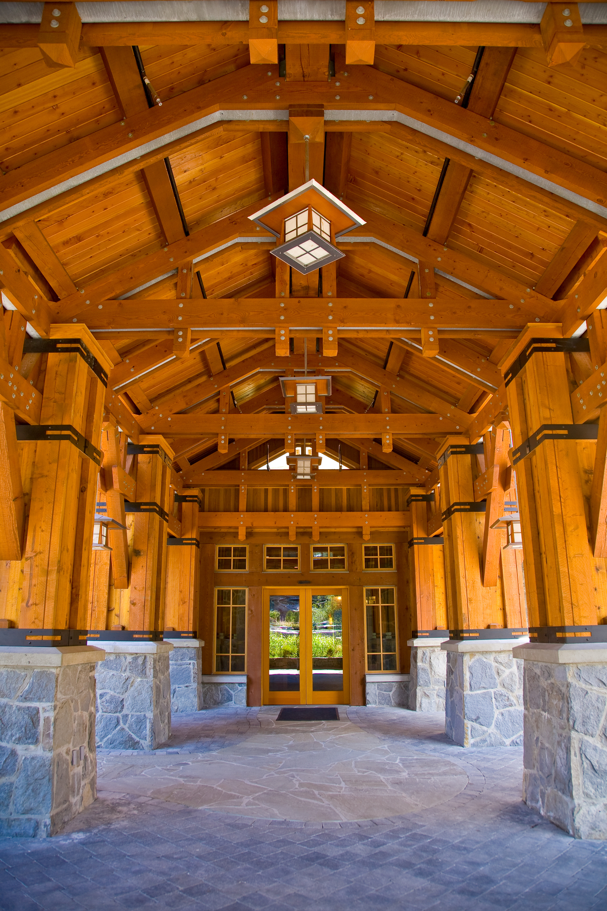 道格拉斯冷杉被用来建造沉重的木柱子和梁和木钢组合结构，如图所示，作为尼塔湖小屋外部入口的一部分