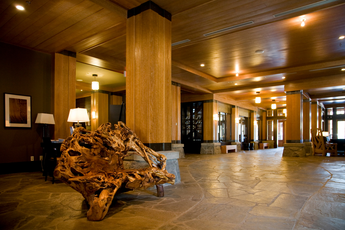 Nita Lake Lodge白天的室内主入口视图，显示墙壁和天花板几乎完全是木材，包括木制品，胶合板，实锯重木材，柱+梁