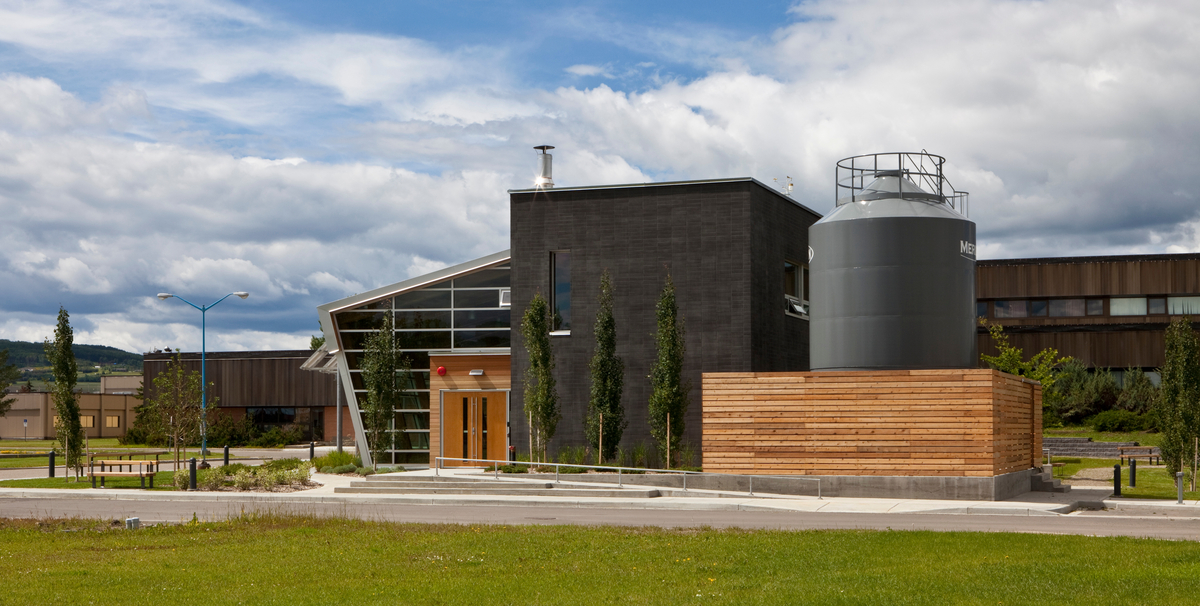 北极光学院能源屋的白天外部视图，展示了道格拉斯冷杉和西部红雪松胶合层压木材(胶合木)，木制品和外部镶板