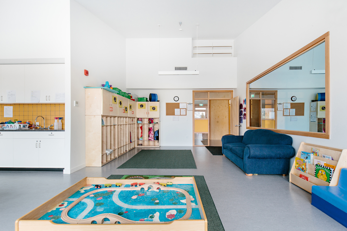 奥卡那根学院幼儿中心低层建筑的室内日光景观，展示了轻框架和大量木结构的混合结构，包括交叉层压木材(CLT)、层压单板木材(LVL)和预制构件