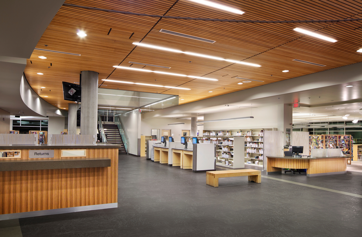 奥卡那根地区图书馆的日间室内景观显示板条木天花板，减少了环境噪音和木制品和贴面，增加了空间的丰富和温暖