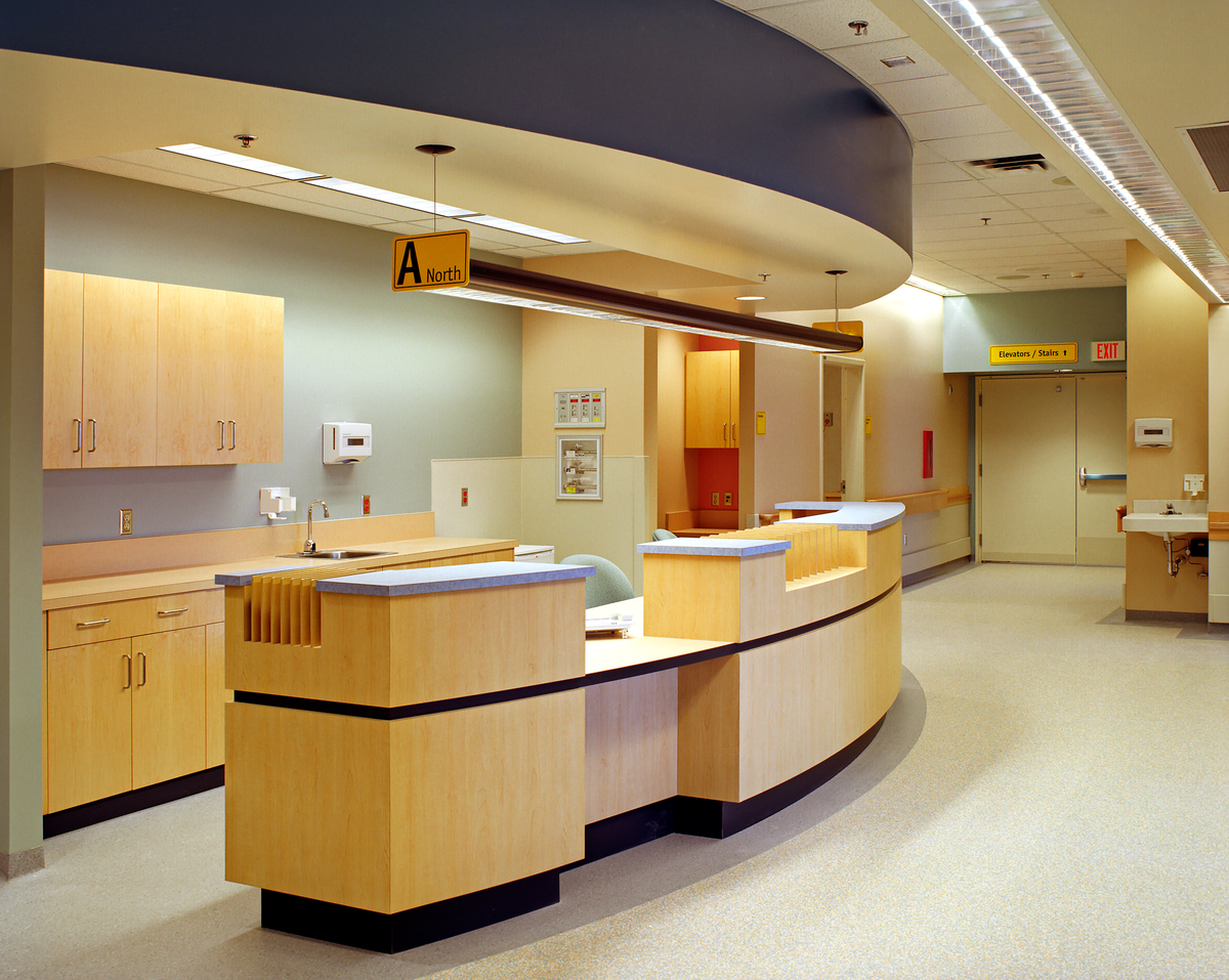 北英属哥伦比亚大学医院的这张内部图片展示了道格拉斯冷杉单板声学面板和科室办公桌