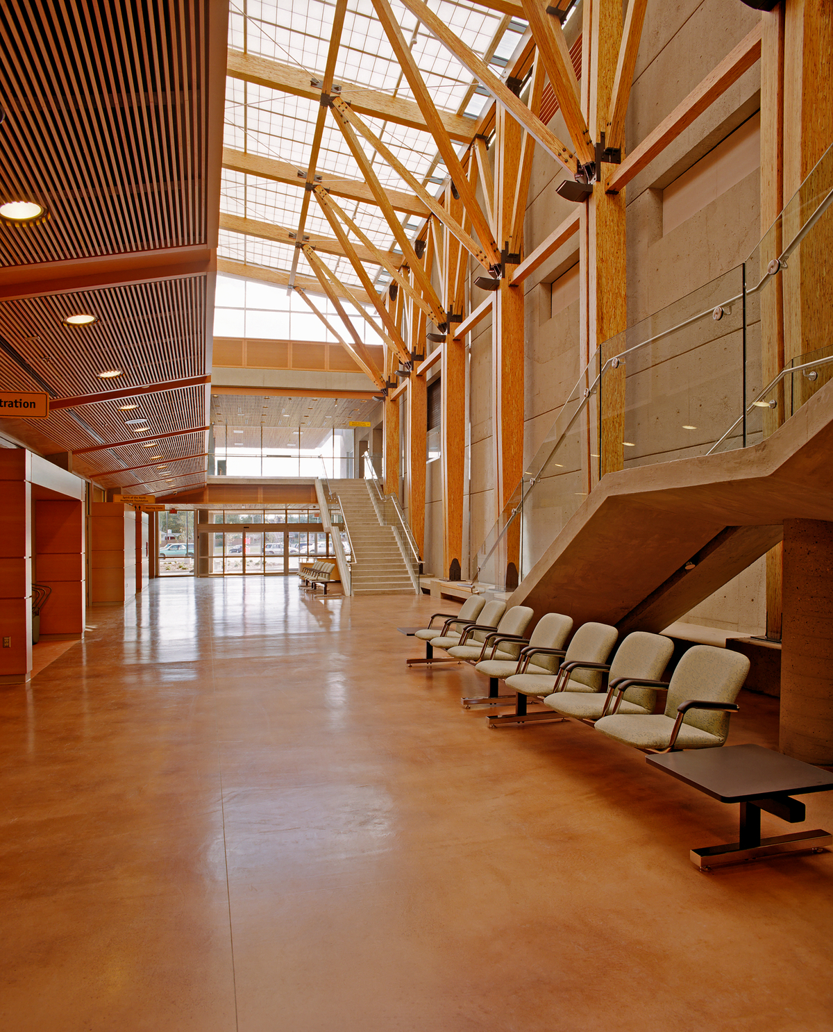木材、装饰、木制品和平行绞线木材(PSL)的柱和梁在北英属哥伦比亚大学多层中庭的白天室内景观中非常突出