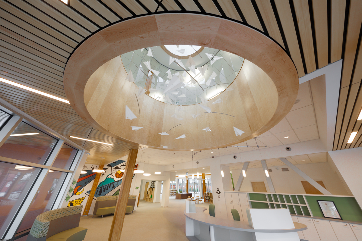 复杂的圆形木质天窗框架和相关的木质天花板，65个独特的木材项目之一，集合了建筑和设计师的见解雷竞技raybet.com
