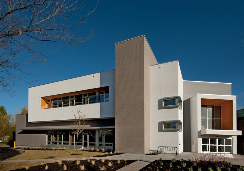 帕金森氏活动中心是一座白色的棱角建筑，带有木质外观