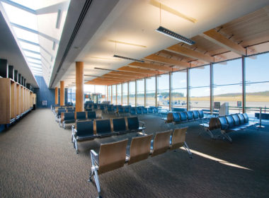 室内白天低矮的乔治王子城机场扩建显示蓝色的椅子,雕刻天花板和结构柱+梁木材它支持胶水层积木材(胶合)