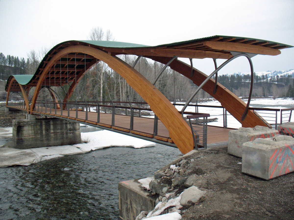 普林斯顿梦之桥的室外阴雪全剖面视图，展示了大型胶合层积木材(胶合木)拱门，木质甲板，以及由木材和钢鞘组成的起伏屋顶