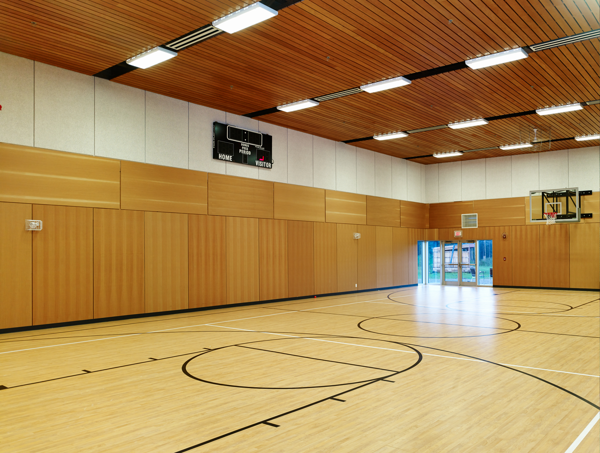 室内白天的形象明亮的先知河综合体育馆显示硬木地板，木镶板，和木天花板甲板
