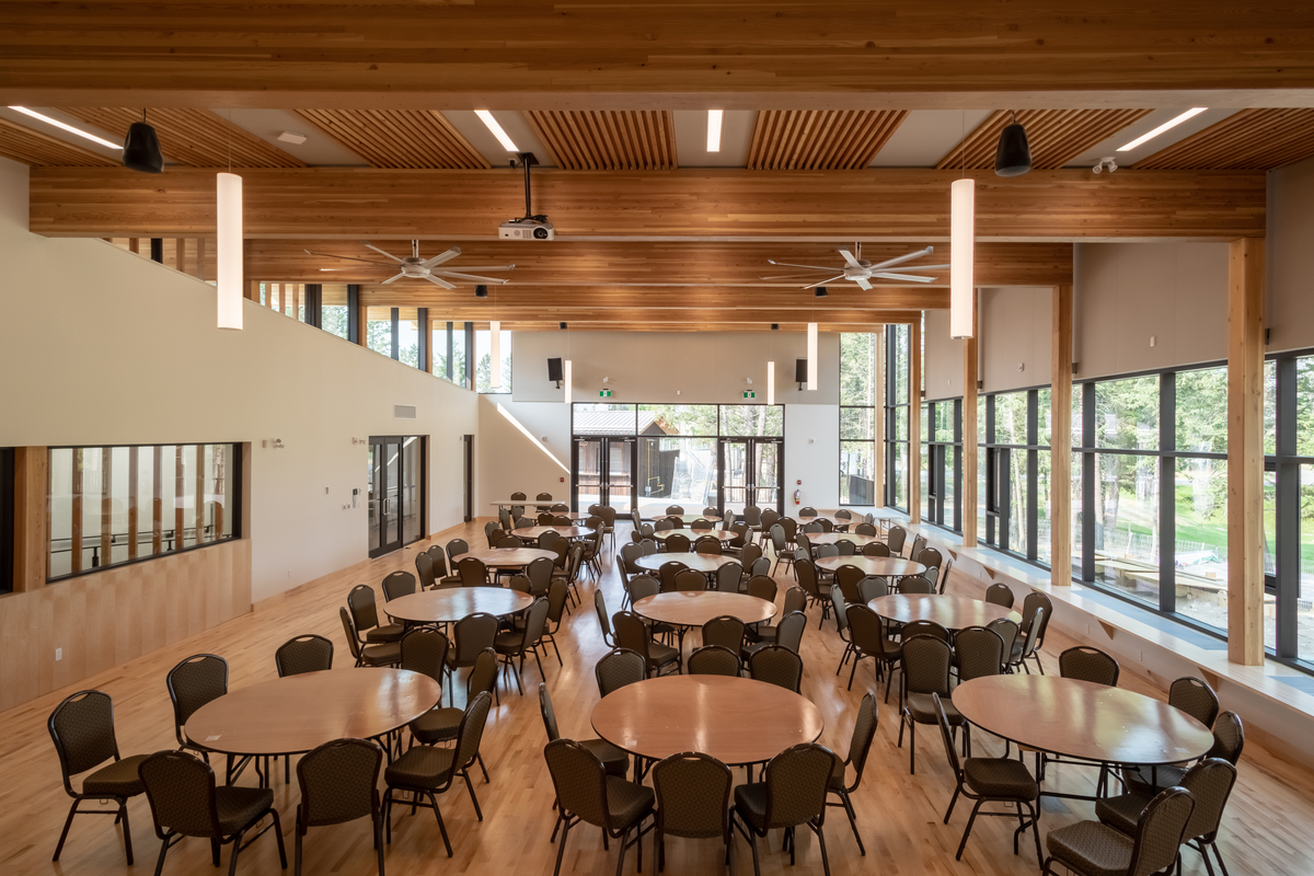 镭温泉社区大厅和图书馆的日间室内景观，显示胶合木(胶合木)木豆支撑木钉胶合木(DLT)屋顶部分