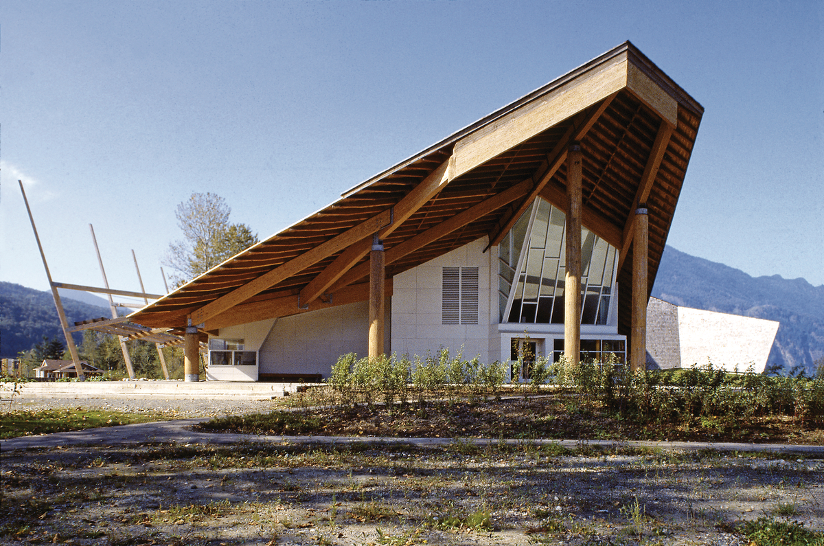低层海鸟岛社区学校的午后景观，独特的梯形雪松覆盖屋顶，由实锯重木材、胶合板和柱+梁建造
