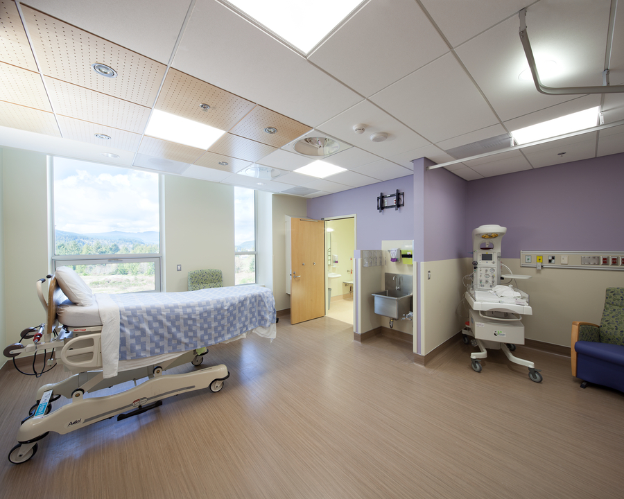病房内部的病床和新生儿床显示一些木制隔音瓷砖