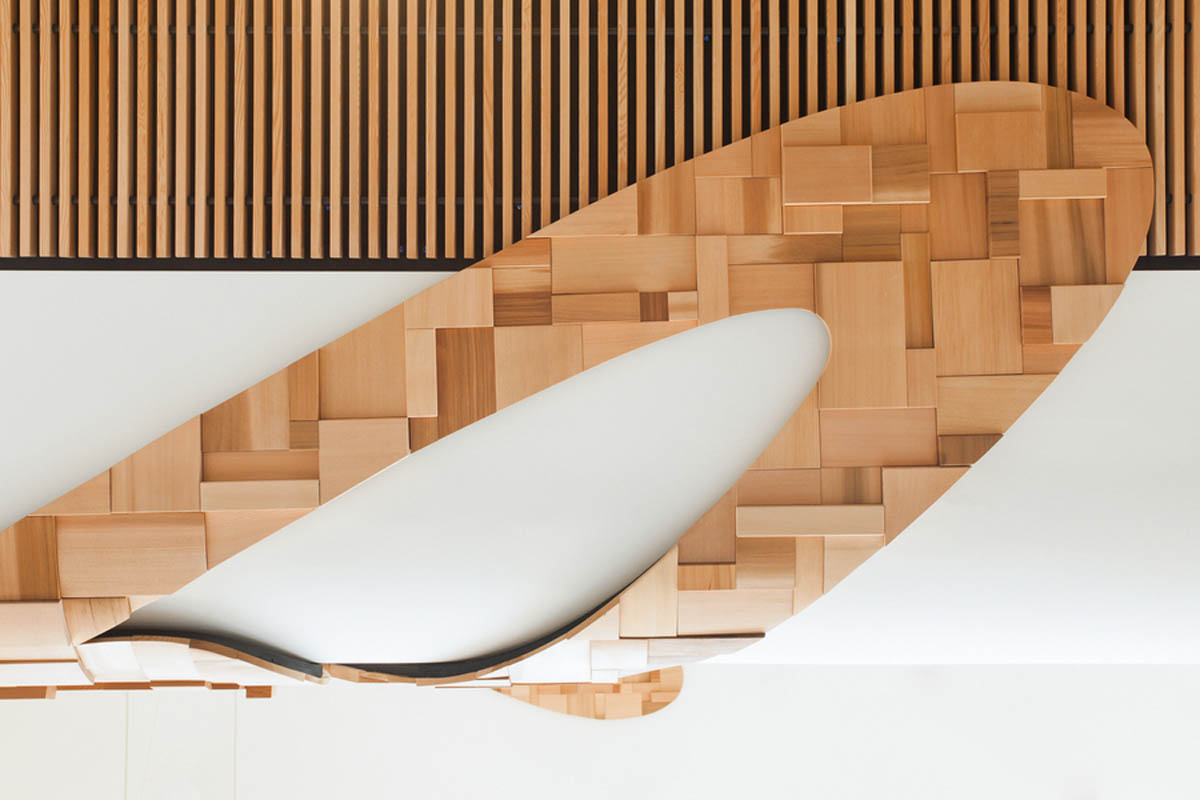 墙体细节与木木制品在一个全面的现代设计和垂直，统一的木制品顶部三分之一的形象