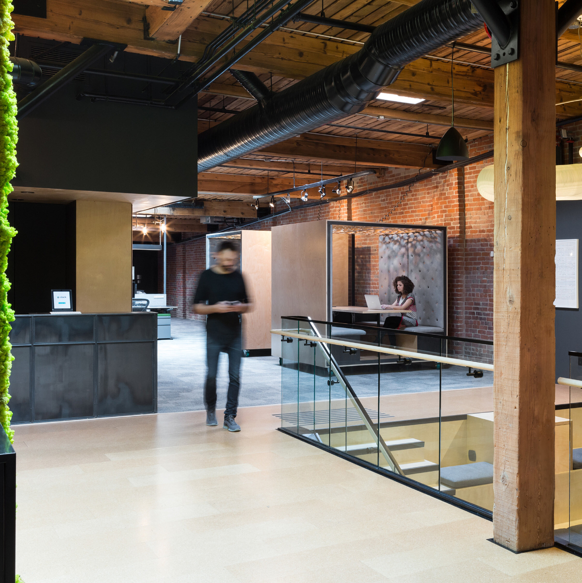 位于温哥华的当代开放式Slack总部的室内图像，展示了柱+梁、钉层压木材(NLT)和实锯重型木材元素
